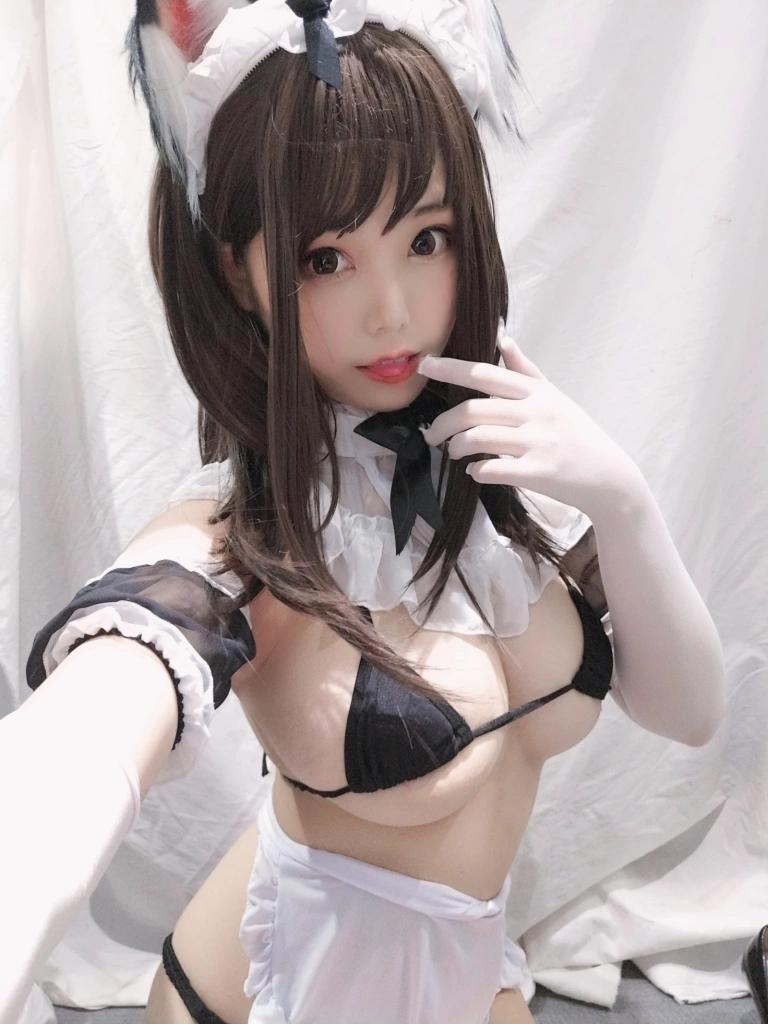 蜜汁猫裘《黑白女仆》主题写真：25张全套美图