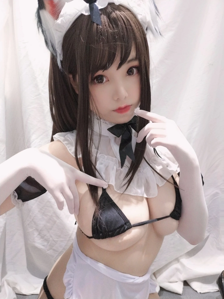 蜜汁猫裘《黑白女仆》主题写真：25张全套美图