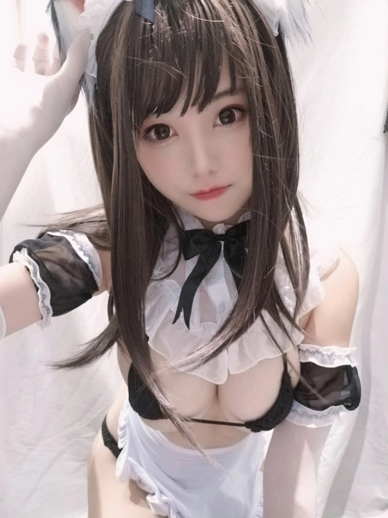蜜汁猫裘《黑白女仆》主题写真：25张全套美图