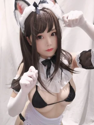 蜜汁猫裘《黑白女仆》主题写真：25张全套美图