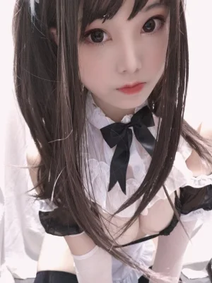 蜜汁猫裘《黑白女仆》主题写真：25张全套美图