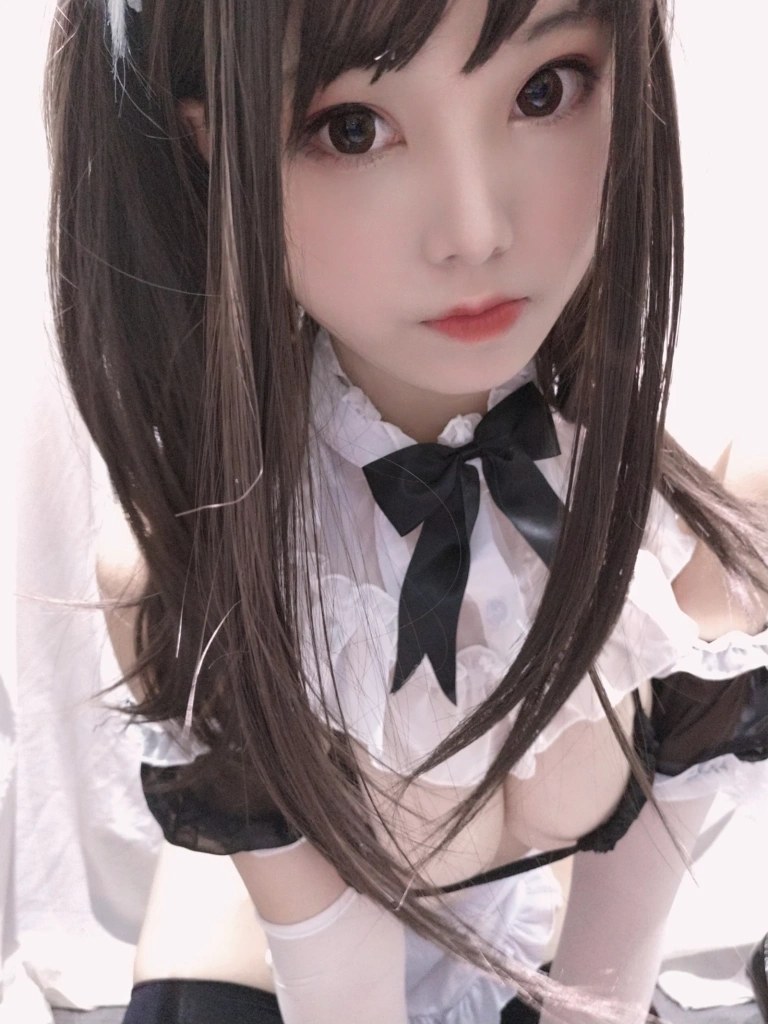 蜜汁猫裘《黑白女仆》主题写真：25张全套美图