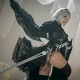 是一只熊仔《尼尔 2B 连衣裙》主题写真：6张全套美图