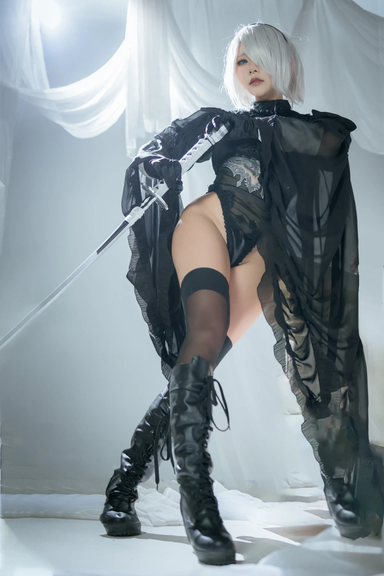 是一只熊仔《尼尔 2B 连衣裙》主题写真：6张全套美图