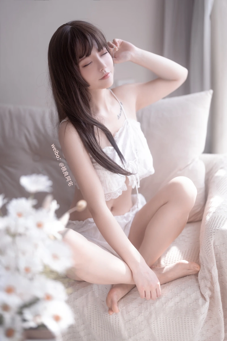 桃良阿宅《吊带》主题写真：30张全套美图