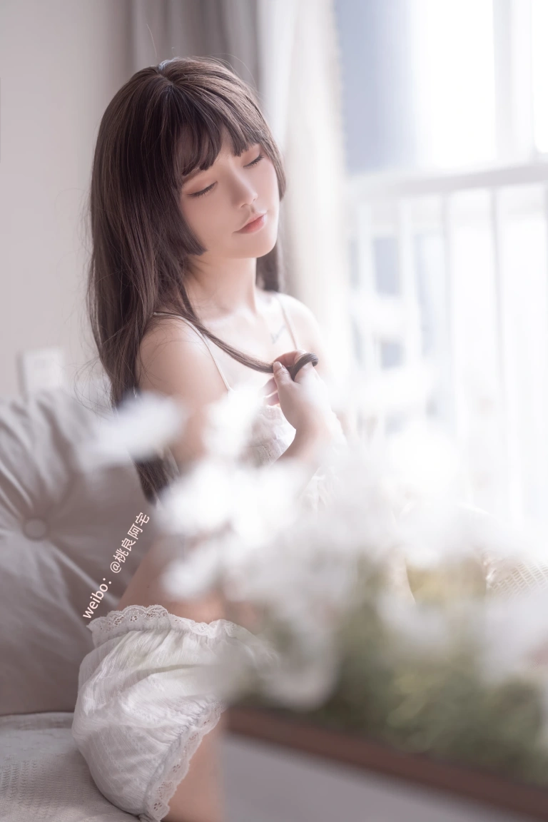 桃良阿宅《吊带》主题写真：30张全套美图