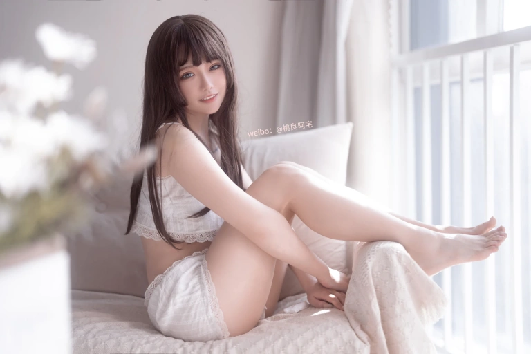桃良阿宅《吊带》主题写真：30张全套美图