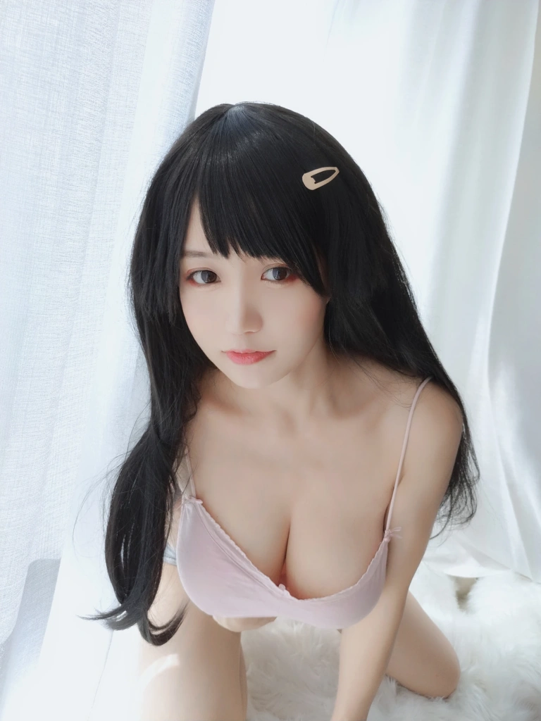 小仓千代《粉色吊带》主题写真：30张全套美图