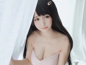 小仓千代《粉色吊带》主题写真：30张全套美图