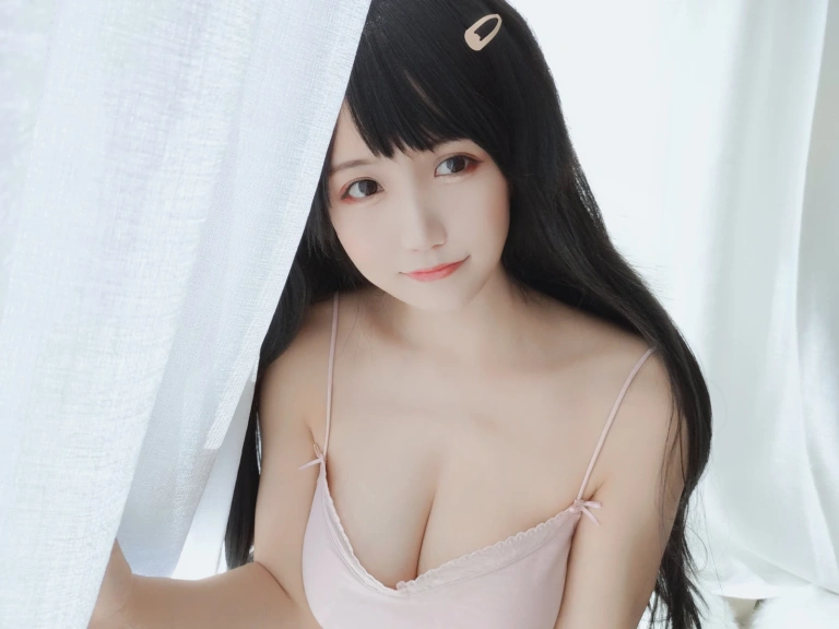 小仓千代《粉色吊带》主题写真：30张全套美图
