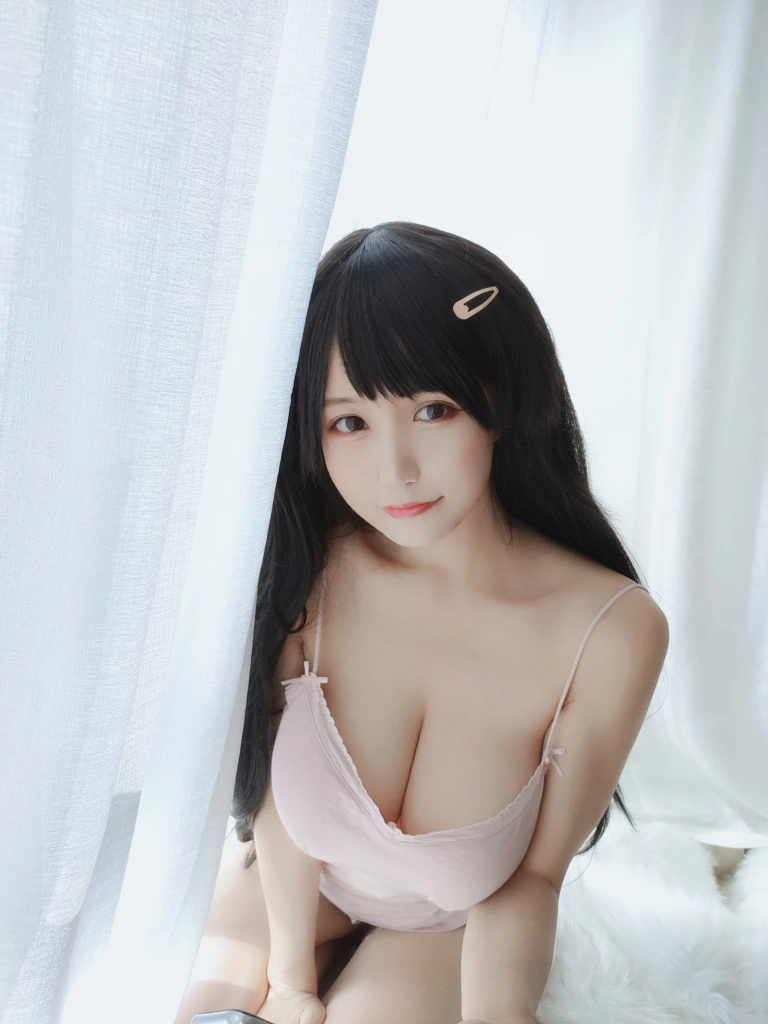 小仓千代《粉色吊带》主题写真：30张全套美图