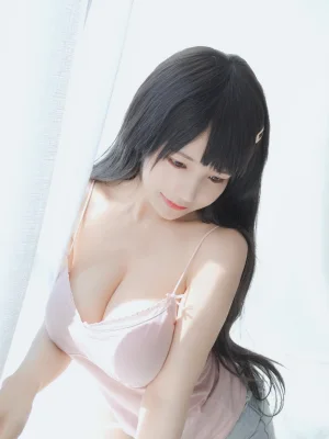 小仓千代《粉色吊带》主题写真：30张全套美图