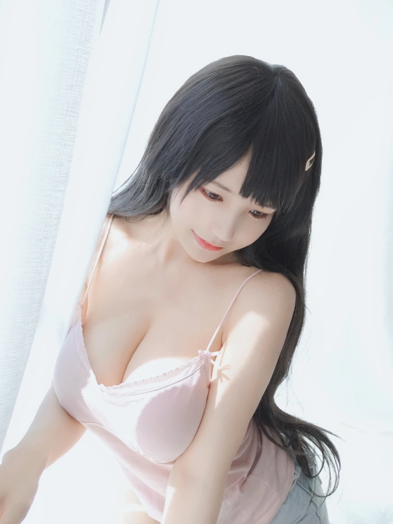 小仓千代《粉色吊带》主题写真：30张全套美图