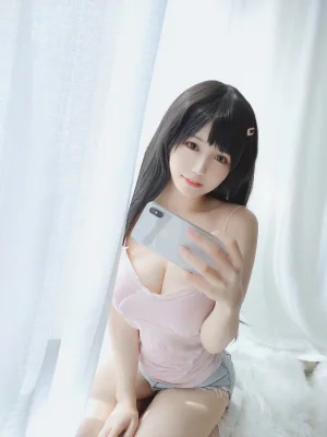 小仓千代《粉色吊带》主题写真：30张全套美图