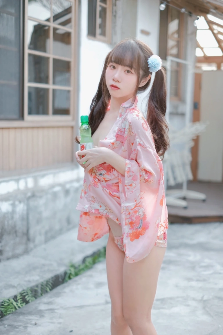 可可小白兔《夏日浴衣 純慾粉嫩少女🌸》主题写真：34张全套美图