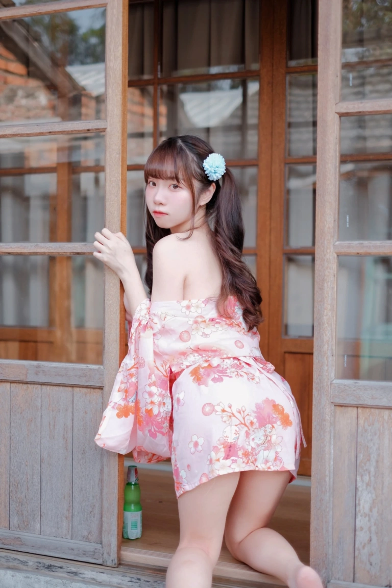 可可小白兔《夏日浴衣 純慾粉嫩少女🌸》主题写真：34张全套美图