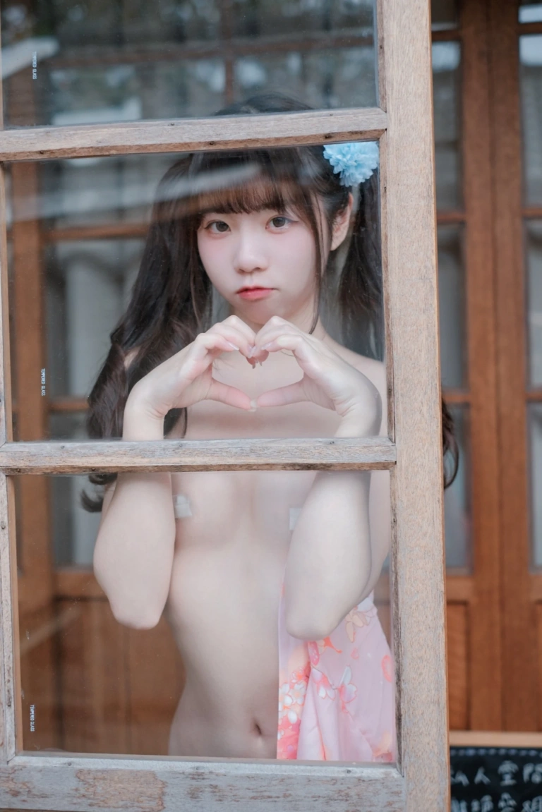 可可小白兔《夏日浴衣 純慾粉嫩少女🌸》主题写真：34张全套美图