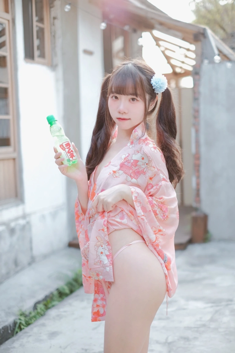 可可小白兔《夏日浴衣 純慾粉嫩少女🌸》主题写真：34张全套美图