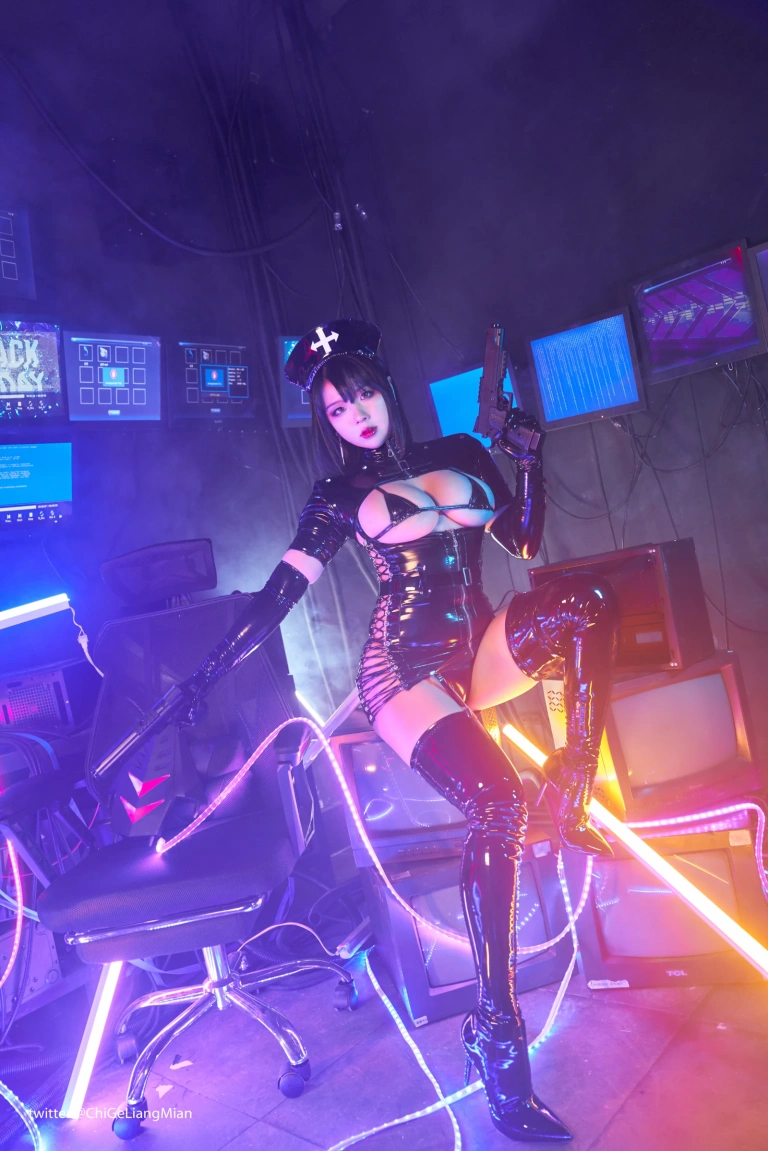 皮皮奶《黑暗护士》主题写真：40张全套美图