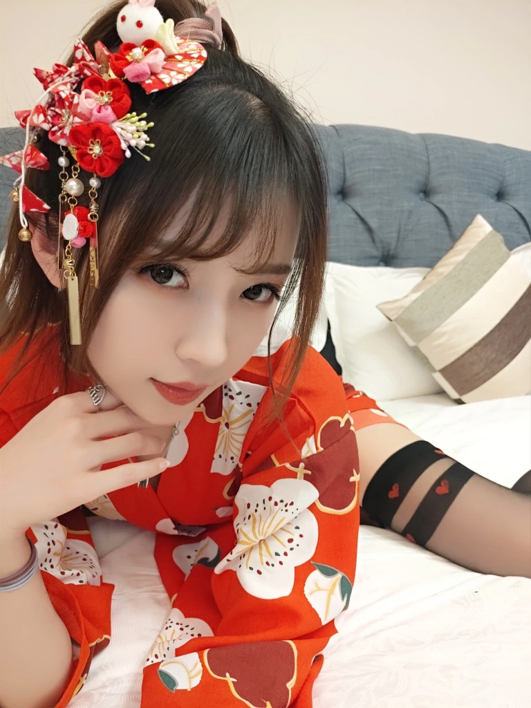 小女巫露娜《黑丝和服》主题写真：44张全套美图