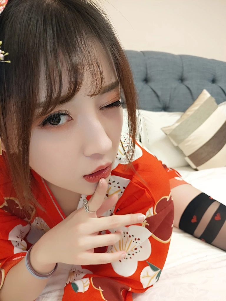 小女巫露娜《黑丝和服》主题写真：44张全套美图