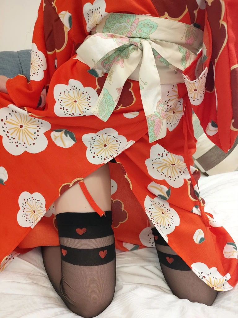 小女巫露娜《黑丝和服》主题写真：44张全套美图