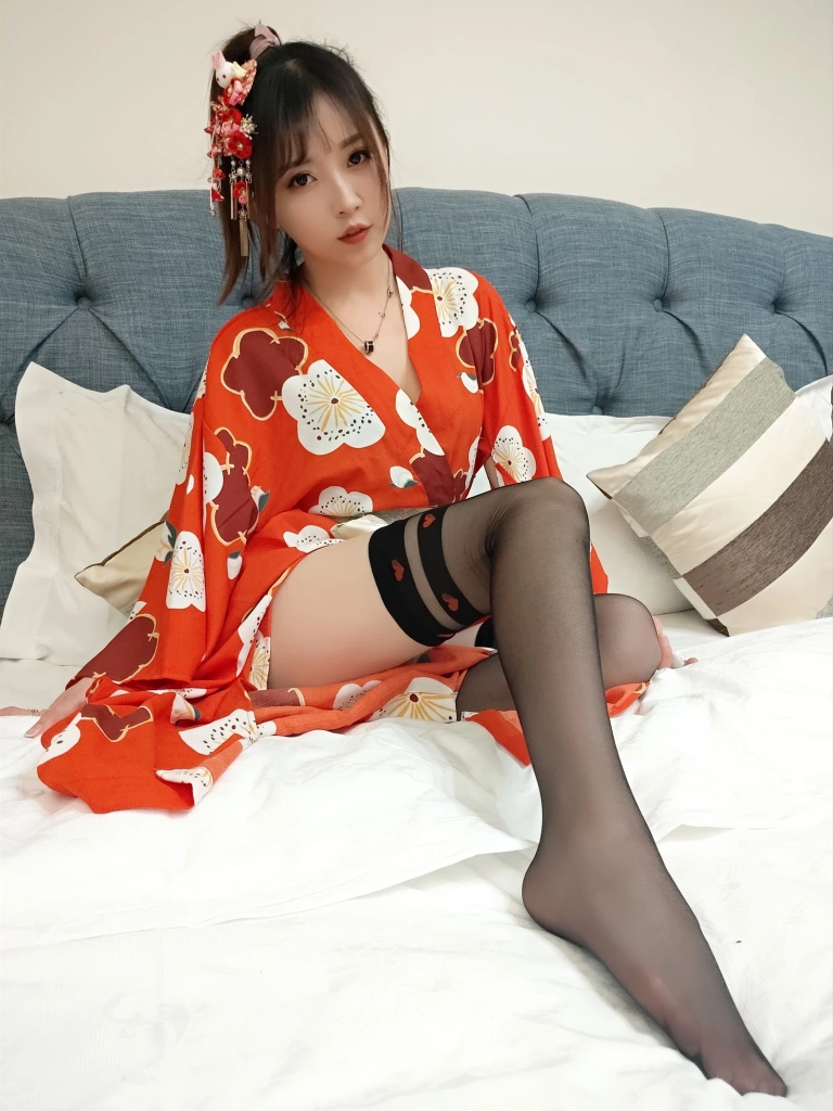 小女巫露娜《黑丝和服》主题写真：44张全套美图