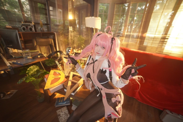 小和甜酒《交错战线卡提那》主题写真：86张全套美图，含1个视频