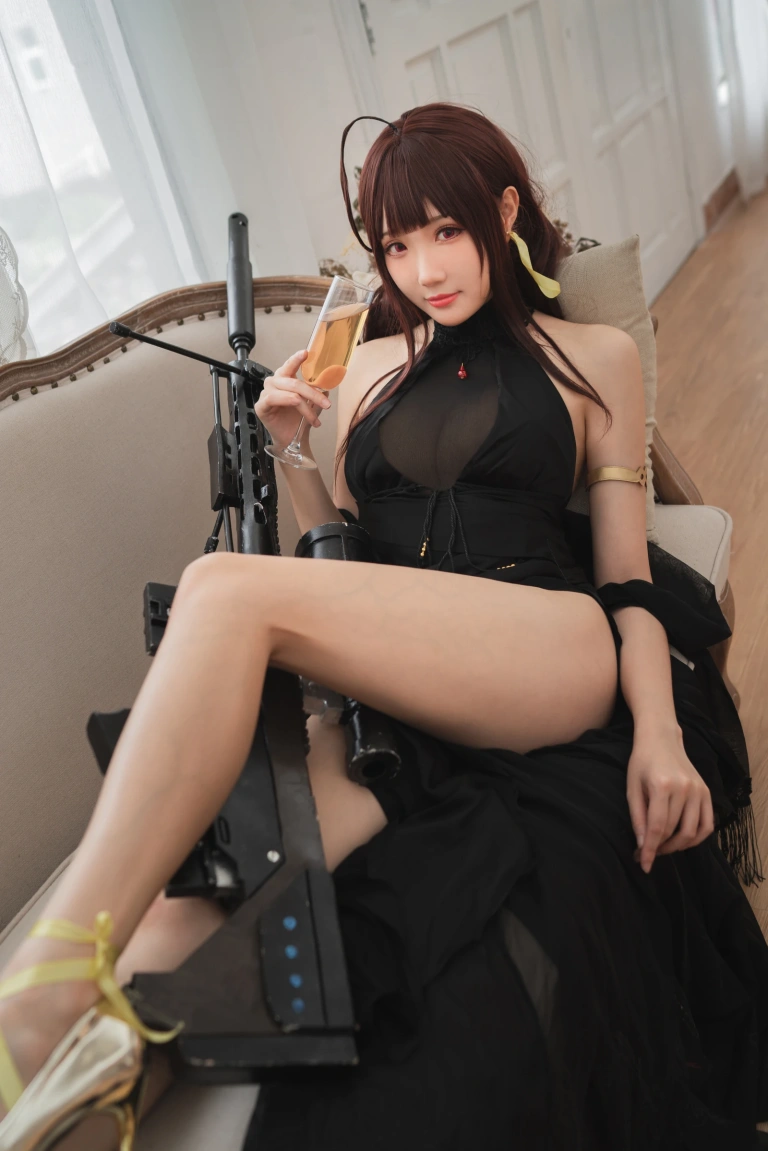 瓜希酱《DSR-50 旗袍》主题写真：16张全套美图