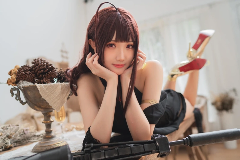 瓜希酱《DSR-50 旗袍》主题写真：16张全套美图