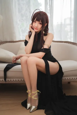 瓜希酱《DSR-50 旗袍》主题写真：16张全套美图