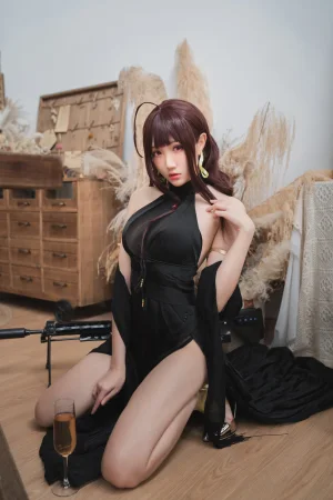 瓜希酱《DSR-50 旗袍》主题写真：16张全套美图