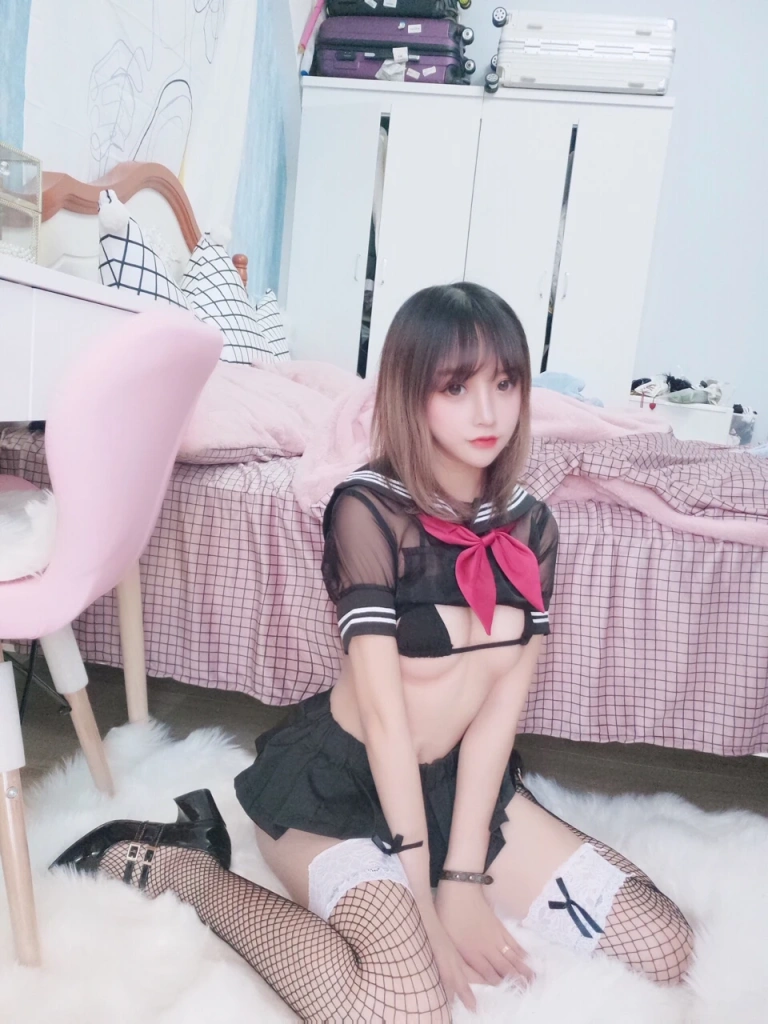 过期米线线喵《jk黑丝》主题写真：17张全套美图