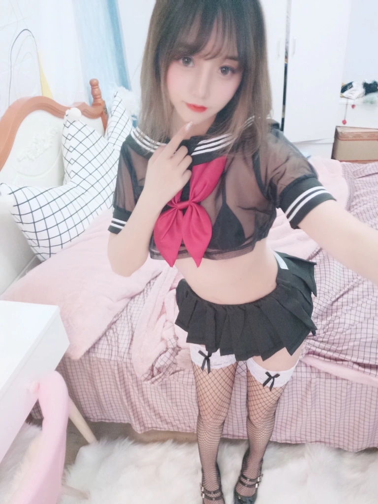 过期米线线喵《jk黑丝》主题写真：17张全套美图