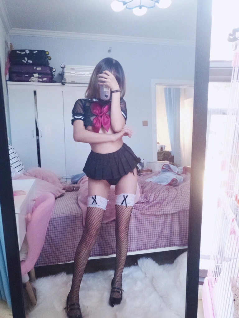 过期米线线喵《jk黑丝》主题写真：17张全套美图