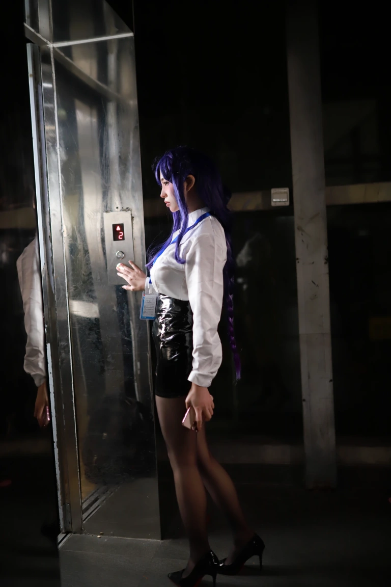 上杉绘黎落《原神 雷电将军同人OL》主题写真：58张全套美图