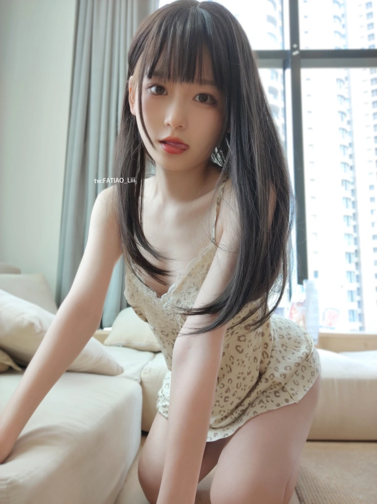 迷之呆梨《豹纹睡衣》主题写真：100张全套美图，含4个视频