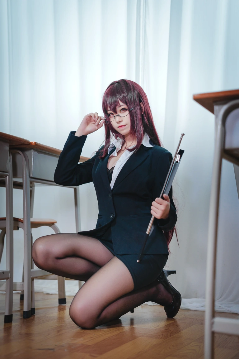 蜜汁猫裘《师匠教师》主题写真：11张全套美图