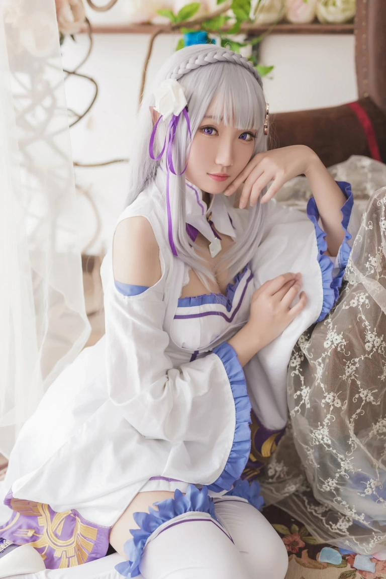 瓜希酱《艾米莉亚》主题写真：16张全套美图