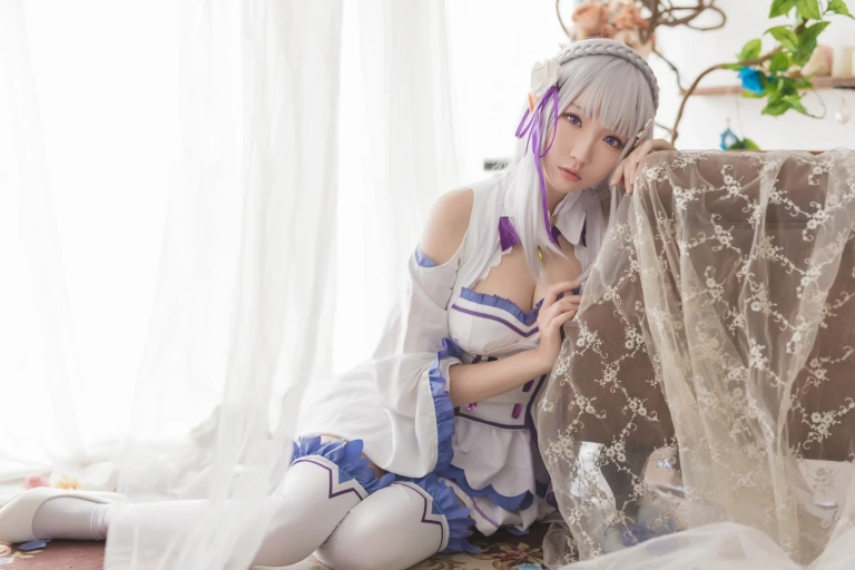 瓜希酱《艾米莉亚》主题写真：16张全套美图
