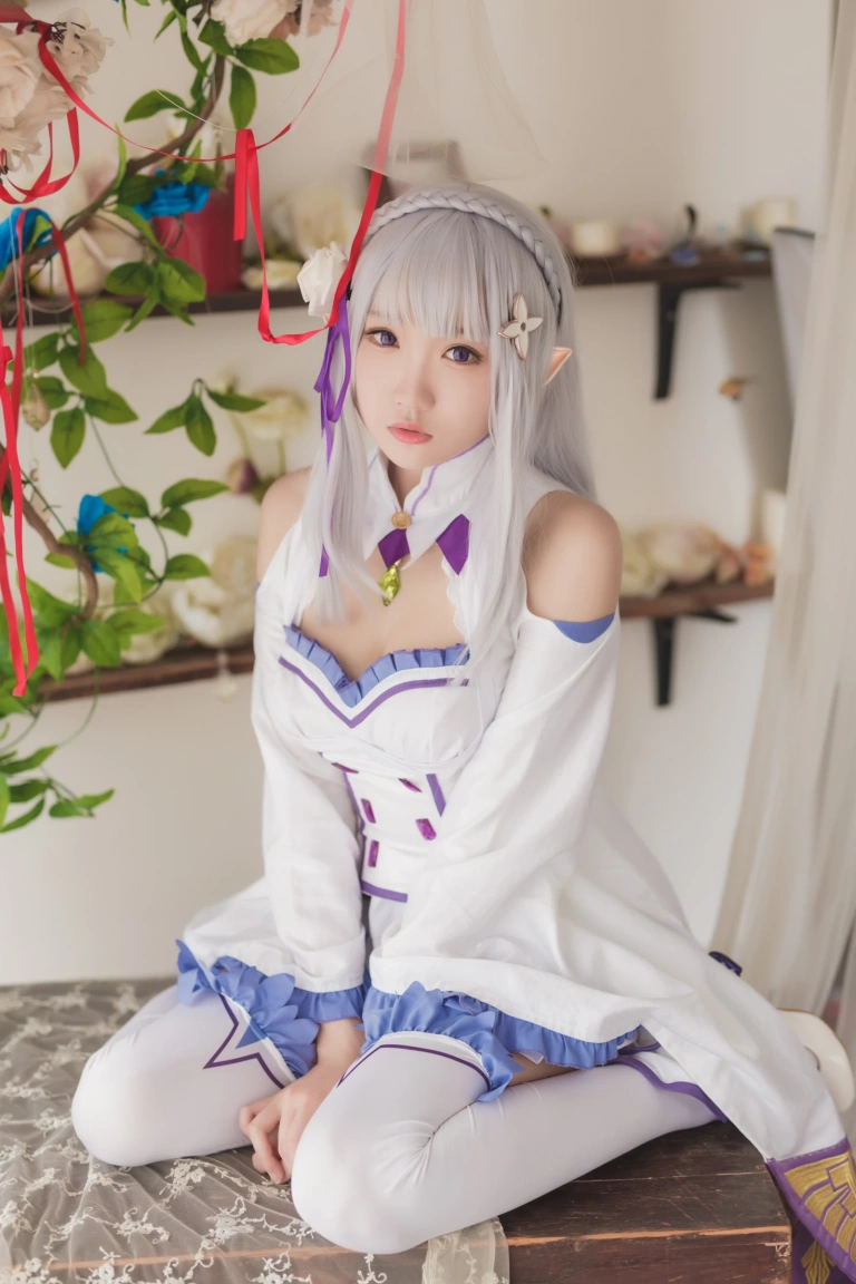 瓜希酱《艾米莉亚》主题写真：16张全套美图
