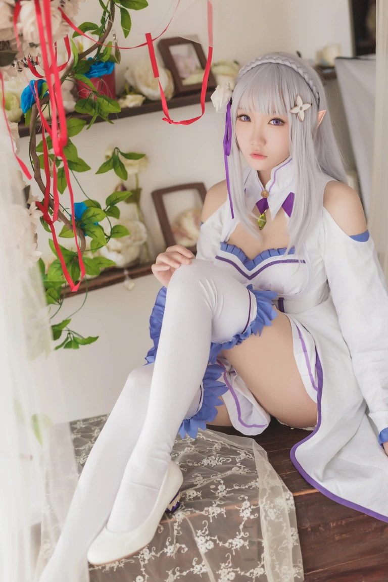 瓜希酱《艾米莉亚》主题写真：16张全套美图