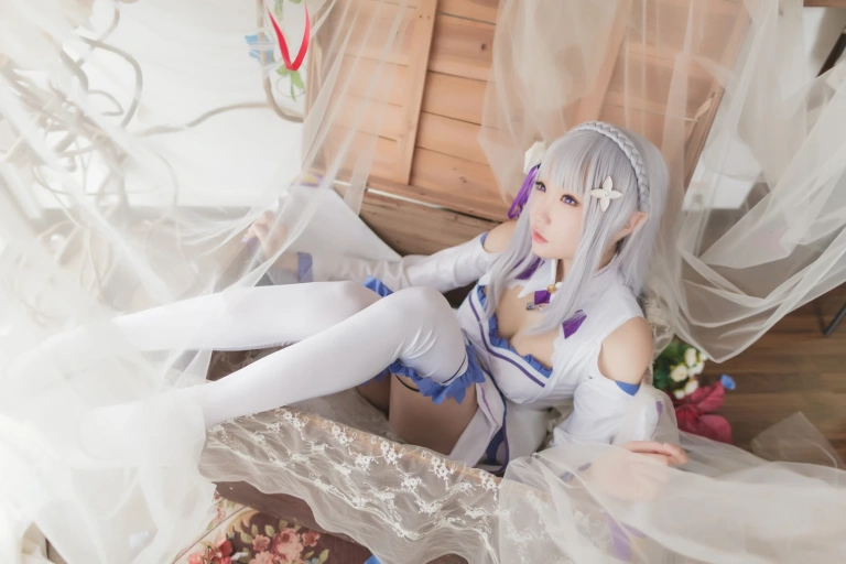 瓜希酱《艾米莉亚》主题写真：16张全套美图