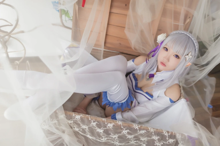 瓜希酱《艾米莉亚》主题写真：16张全套美图