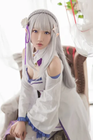 瓜希酱《艾米莉亚》主题写真：16张全套美图
