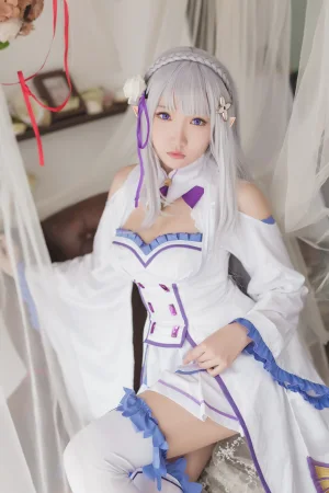 瓜希酱《艾米莉亚》主题写真：16张全套美图