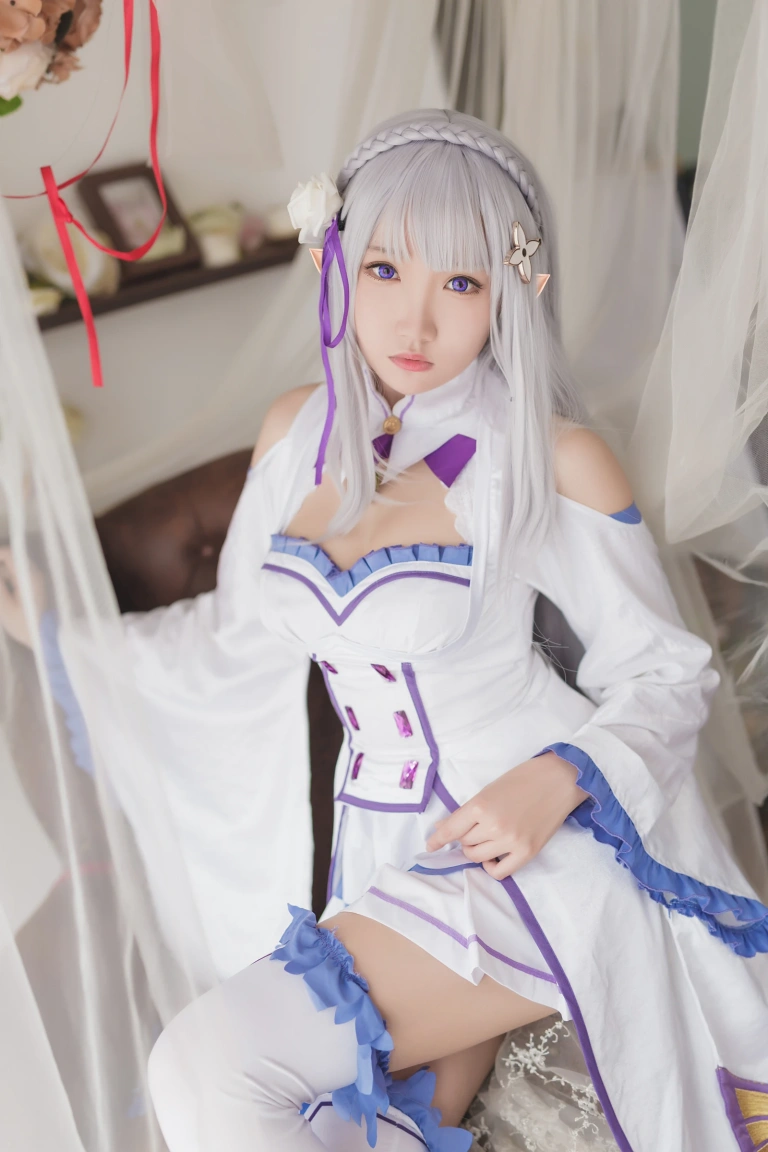 瓜希酱《艾米莉亚》主题写真：16张全套美图