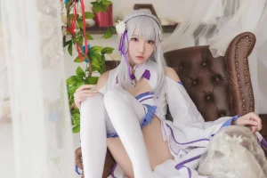 瓜希酱《艾米莉亚》主题写真：16张全套美图