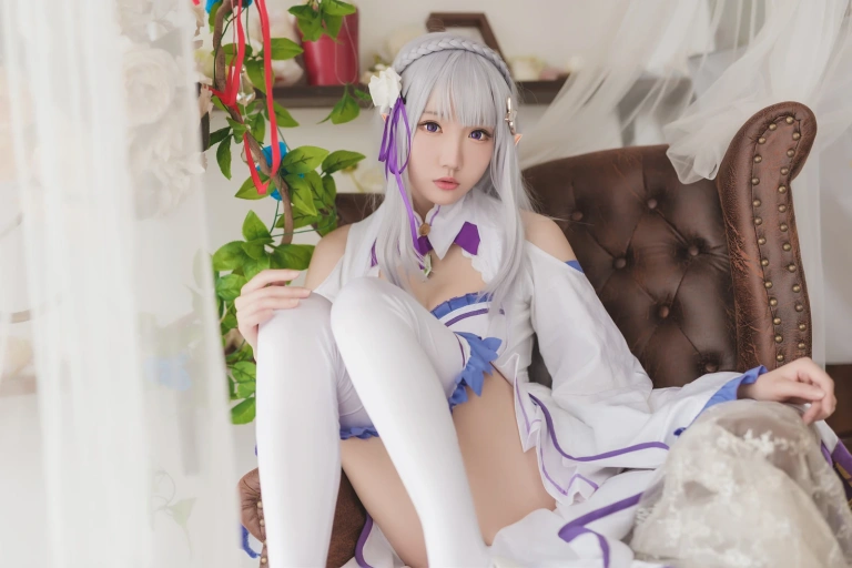 瓜希酱《艾米莉亚》主题写真：16张全套美图