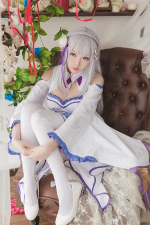 瓜希酱《艾米莉亚》主题写真：16张全套美图
